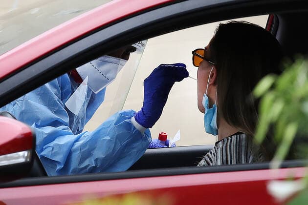 QLD CORONAVIRUS COVID19, Local residents line up at a drive-in testing center in Brisbane, Friday, December 31, 2021. Omicron continues to be the dominant strain of the virus, accounting for almost 80 per cent of the state s identified cases. ( NO ARCHIVING, EDITORIAL USE ONLY, NO USE IN BOOKS WITHOUT CONSENT BRISBANE QLD AUSTRALIA  Copyright: xJONOxSEARLEx 20211231001609914313
