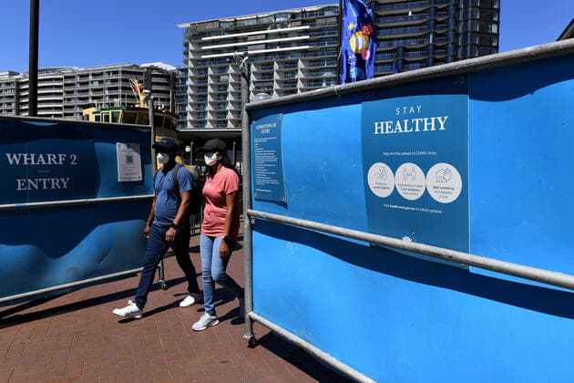 2021 SYDNEY NYE FIREWORKS, Members of the public wear face masks as they walk through a security gate at Circular Quay ahead of New Year?s Eve celebrations in Sydney, Friday, December 31, 2021. ( NO ARCHIVING, EDITORIAL USE ONLY, NO USE IN BOOKS WITHOUT CONSENT SYDNEY NSW AUSTRALIA  Copyright: xBIANCAxDExMARCHIx 20211231001609946670