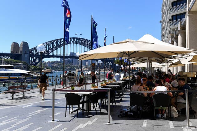 2021 SYDNEY NYE FIREWORKS, Members of the public sit at an outdoor dining area along Circular Quay ahead of New Year?s Eve celebrations in Sydney, Friday, December 31, 2021. ( NO ARCHIVING, EDITORIAL USE ONLY, NO USE IN BOOKS WITHOUT CONSENT SYDNEY NSW AUSTRALIA  Copyright: xBIANCAxDExMARCHIx 20211231001609946800