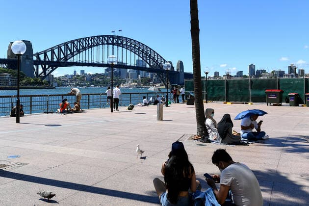 2021 SYDNEY NYE FIREWORKS, Members of the public sit along the usually packed Circular Quay foreshore ahead of New Year?s Eve celebrations in Sydney, Friday, December 31, 2021. ( NO ARCHIVING, EDITORIAL USE ONLY, NO USE IN BOOKS WITHOUT CONSENT SYDNEY NSW AUSTRALIA  Copyright: xBIANCAxDExMARCHIx 20211231001609946875