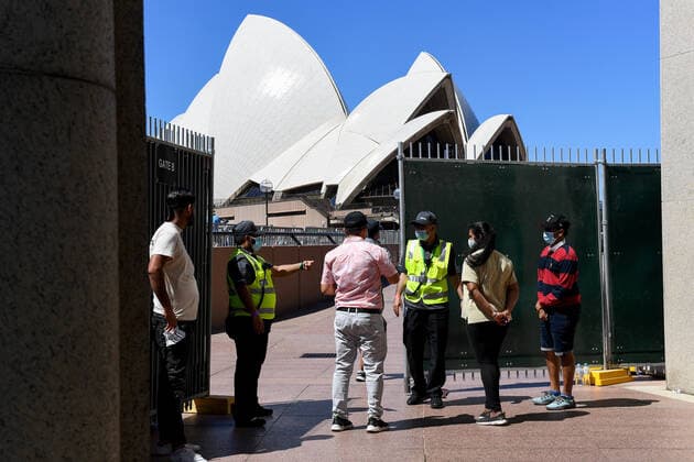 2021 SYDNEY NYE FIREWORKS, Security guards check members of the public for entry tickets into the Sydney Opera Hose forecourt ahead of New Year?s Eve celebrations in Sydney, Friday, December 31, 2021. ( NO ARCHIVING, EDITORIAL USE ONLY, NO USE IN BOOKS WITHOUT CONSENT SYDNEY NSW AUSTRALIA  Copyright: xBIANCAxDExMARCHIx 20211231001609947017