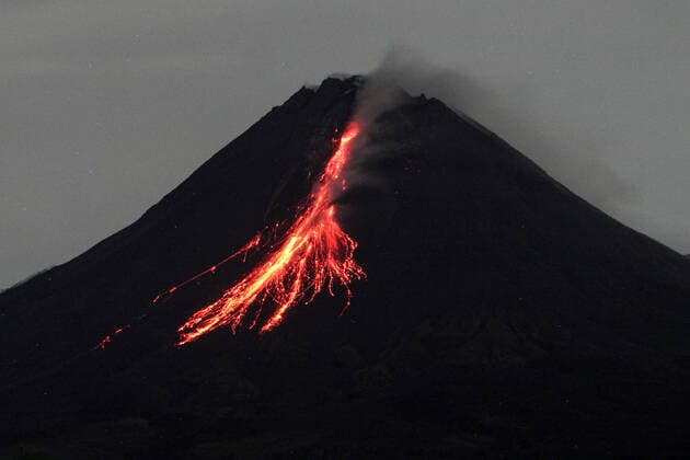 News Themen der Woche KW52 News Bilder des Tages (211231) -- MAGELANG, Dec. 31, 2021 -- Photo taken on Dec. 31, 2021 shows Mount Merapi spewing smoke and volcanic materials, as seen from Srumbung Village in Magelang, Central Java, Indonesia. (Photo by Xinhua) INDONESIA-MAGELANG-MOUNT MERAPI-ERUPTION PriyoxUtomo 