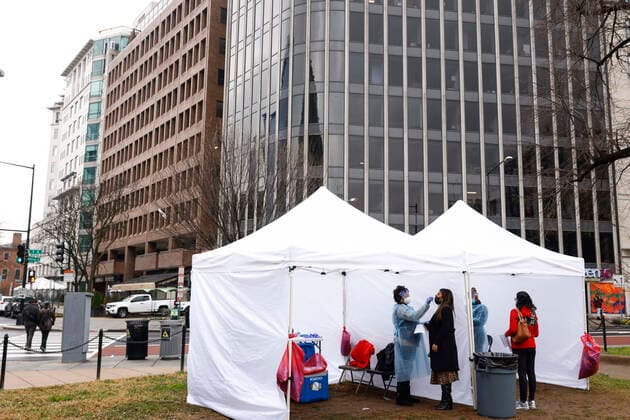 (211231) -- WASHINGTON, D.C., Dec. 31, 2021 -- People receive COVID-19 test in Washington, D.C., the United States, on Dec. 30, 2021. The U.S. Centers for Disease Control and Prevention (CDC) has shortened isolation time for Americans infected with COVID-19 from 10 to 5 days, which has prompted public confusion and made health experts warn that the recommendation may lead to more COVID-19 spread and more infection cases. (Photo by Xinhua) U.S.-ISOLATION PERIOD-SHORTENING TingxShen 
