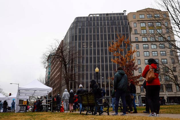 (211231) -- WASHINGTON, D.C., Dec. 31, 2021 -- People line up to receive COVID-19 test in Washington, D.C., the United States, on Dec. 30, 2021. The U.S. Centers for Disease Control and Prevention (CDC) has shortened isolation time for Americans infected with COVID-19 from 10 to 5 days, which has prompted public confusion and made health experts warn that the recommendation may lead to more COVID-19 spread and more infection cases. (Photo by Xinhua) U.S.-ISOLATION PERIOD-SHORTENING TingxShen 