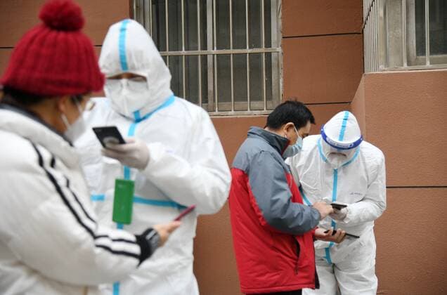 (211231) -- XI AN, Dec. 31, 2021 -- Delivery riders check information for citizens at a nucleic acid sampling site in Beilin District of Xi an, northwest China s Shaanxi Province, Dec. 30, 2021. After the outbreak of COVID-19 in Xi an, many delivery riders volunteer to deliver daily necessities and register information for nucleic acid test. ) CHINA-SHAANXI-XI AN-COVID-19-DELIVERY RIDERS-VOLUNTEERS (CN) LixYibo 