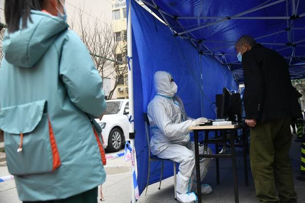 (211231) -- XI AN, Dec. 31, 2021 -- Delivery rider Cui Zheng (C) checks information for a citizen at a nucleic acid sampling site in Beilin District of Xi an, northwest China s Shaanxi Province, Dec. 30, 2021. After the outbreak of COVID-19 in Xi an, many delivery riders volunteer to deliver daily necessities and register information for nucleic acid test. ) CHINA-SHAANXI-XI AN-COVID-19-DELIVERY RIDERS-VOLUNTEERS (CN) LixYibo 