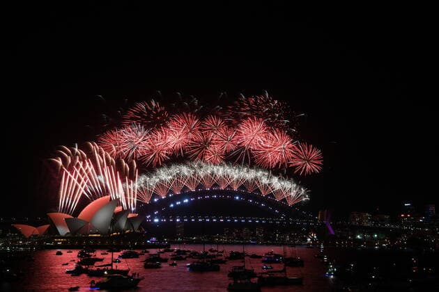 News Themen der Woche KW52 2021 SYDNEY NYE FIREWORKS, The midnight fireworks are seen above Sydney Harbour and the Sydney Opera House and Sydney Harbour Bridge during New Year?s Eve celebrations in Sydney, Friday, December 31, 2021. Crowd numbers are expected to be low due to increasing COVID 19 case numbers with more than 21,000 infections recorded in New South Wales in the past 24 hours. ( NO ARCHIVING, EDITORIAL USE ONLY, NO USE IN BOOKS WITHOUT CONSENT SYDNEY NSW AUSTRALIA  Copyright: xDEANxLEWINSx 20220101001609989076