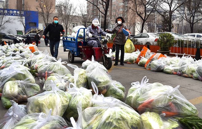 (211231) -- XI AN, Dec. 31, 2021 -- A community worker transfers free daily necessities for residents at a residential area in Xi an, northwest China s Shaanxi Province, Dec. 31, 2021. Xi an imposed closed-off management for communities and villages on Dec. 23 in an effort to curb the spread of the latest COVID-19 resurgence. ) CHINA-SHAANXI-XI AN-COVID-19-DAILY LIFE (CN) TaoxMing 