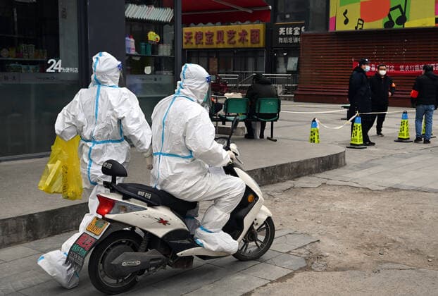 (211231) -- XI AN, Dec. 31, 2021 -- Medical workers carry reagents for nucleic acid testing at a residential compound in Xi an, northwest China s Shaanxi Province, Dec. 31, 2021. Xi an imposed closed-off management for communities and villages on Dec. 23 in an effort to curb the spread of the latest COVID-19 resurgence. ) CHINA-SHAANXI-XI AN-COVID-19-DAILY LIFE (CN) TaoxMing 