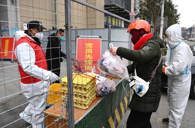 (211231) -- XI AN, Dec. 31, 2021 -- A deliveryman carries daily necessities at a residential area under closed-off management in Xi an, northwest China s Shaanxi Province, Dec. 31, 2021. Xi an imposed closed-off management for communities and villages on Dec. 23 in an effort to curb the spread of the latest COVID-19 resurgence. ) CHINA-SHAANXI-XI AN-COVID-19-DAILY LIFE (CN) TaoxMing 
