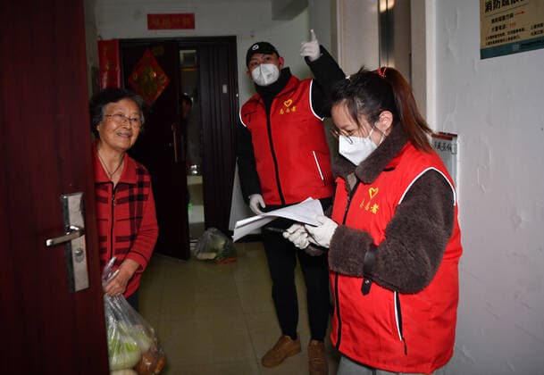 (220101) -- XI AN, Jan. 1, 2022 -- Volunteers deliver supplies to households for free at a residential area in Xi an, northwest China s Shaanxi Province, Dec. 31, 2021. Staff members and volunteers stuck to their posts on the New Year s eve to ensure supplies of daily necessities for the residents under lockdown and help contain the COVID-19 resurgence in Xi an. ) CHINA-SHAANXI-XI AN-COVID-19-NEW YEAR S EVE (CN) ZhangxBowen 