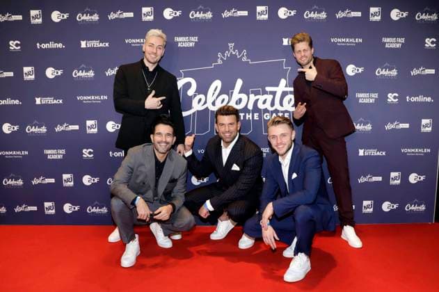 David Lei Brandt, Marc Terenzi, Jay Khan, Sven Light und Joel de Tombe von Team 5ünf in der Silvestershow Celebrate at the Gate - Willkommen 2022 am Brandenburger Tor. Berlin, 31.12.2021 *** David Lei Brandt, Marc Terenzi, Jay Khan, Sven Light and Joel de Tombe from Team 5ünf in the New Years Eve show Celebrate at the Gate Welcome 2022 at the Brandenburg Gate Berlin, 31 12 2021 Foto:xS.xGabschx xFuturexImage