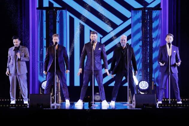 Marc Terenzi, Joel de Tombe, Jay Khan, David Lei Brandt und Sven Light von Team 5ünf in der Silvestershow Celebrate at the Gate - Willkommen 2022 am Brandenburger Tor. Berlin, 31.12.2021 *** Marc Terenzi, Joel de Tombe, Jay Khan, David Lei Brandt and Sven Light from Team 5ünf in the New Years Eve show Celebrate at the Gate Welcome 2022 at the Brandenburg Gate Berlin, 31 12 2021 Foto:xS.xGabschx xFuturexImage