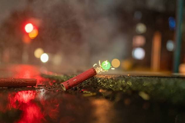 31.12.2021, Berlin, Deutschland, GER - Böller kurz vor der Explosion. *** 31 12 2021, Berlin, Germany, GER Firecracker about to explode