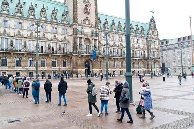 News Themen der Woche KW52 News Bilder des Tages Neujahrsimpfen statt Neujahrsempfang Hamburger Rathaus wird am 1. Januar zum Impfzentrum Impflinge Besucherinnen und Besucher Impfung Booster Impfung Postern 3. Impfung Auffrischimpfung Drittimpfungen Impfangebot Corona Corona-Pandemie Coronavirus COVID-19-Pandemie COVID-19 Epidemie 20220101ad717 Hamburg Hamburg Deutschland Germany *** New Years Vaccination instead of New Years Reception Hamburg City Hall becomes a Vaccination Centre on 1 January Vaccination Booster Vaccination Posters 3 Vaccination Booster Vaccination Third Vaccination Vaccination Offer Corona Corona Pandemic Coronavirus COVID 19 Pandemic COVID 19 Epidemic 20220101ad717 Hamburg Hamburg Germany Germany Copyright: xAchimxDuwentästerx