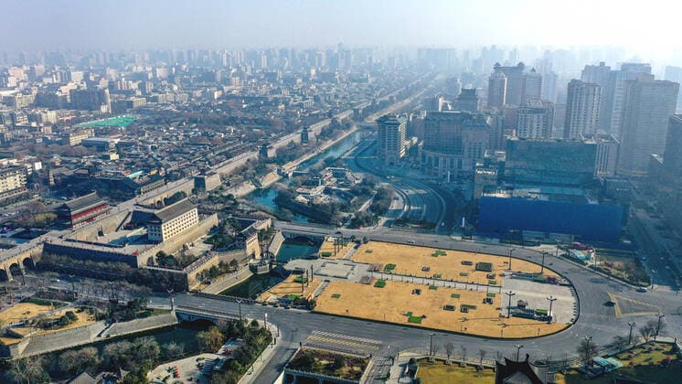 News Bilder des Tages (220101) -- XI AN, Jan. 1, 2022 -- Aerial photo taken on Jan. 1, 2022 shows the city view of Xi an, northwest China s Shaanxi Province. Xi an, a northwestern Chinese city hit by a recent COVID-19 resurgence, has been making all-out efforts to ensure sufficient food and medicine supplies for its 13 million people who have been under lockdown for over a week. ) CHINA-SHAANXI-XI AN-COVID-19-RESURGENCE (CN) TaoxMing 