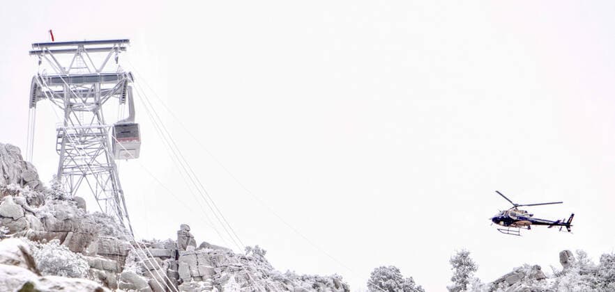 January 1, 2022, Albuquerque, NEW MEXICO, USA: .A Bernalillo County Sheriff Department helicopter approaches a gondola containing workers who were stuck near tower 2 on the Tram overnight with frigid temperatures as a snow storm moved into the area. .Albuquerque, New Mexico Albuquerque Journal. Albuquerque USA - ZUMAab1_ 20220101_zaf_ab1_001 Copyright: xRobertoxE.xRosalesx
