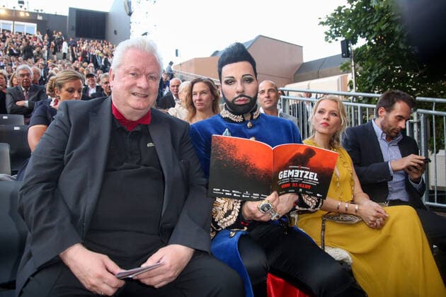Nibelungen Festspiele 2015 Gemetzel von Albert Ostermaier Designer Harald Glööckler mit seinem Ehemann Dieter Schroth bei der Premiere der Nibelungen Festspiele Gemetzel vor dem Kaiserdom Worms am 31.07.2015. Worms Kaiserdom Rheinland-Pfalz *** Nibelungen Festival 2015 Carnage by Albert Ostermaier Designer Harald Glööckler with his husband Dieter Schroth at the premiere of the Nibelungen Festival Carnage in front of the Kaiserdom Worms on 31 07 2015 Worms Kaiserdom Rhineland Palatinate