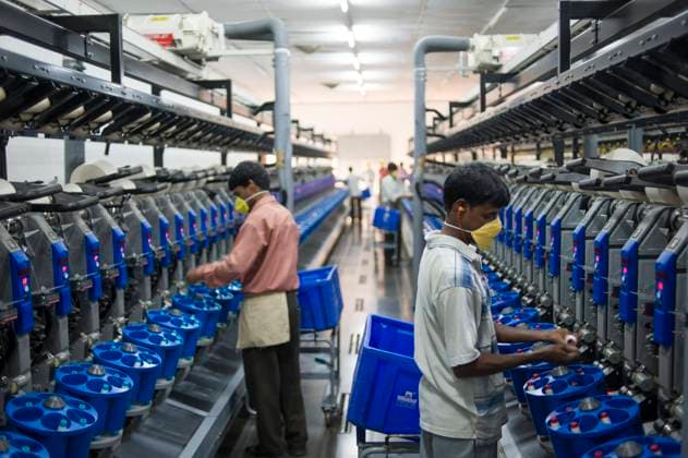India, fair trade cotton INDIA Madhya Pradesh, Indore, Mahima Fibres Ltd. spinning factory process fair trade cotton *** INDIEN Madhya Pradesh , Indore, Verarbeitung von fairtrade Baumwolle bei Spinnerei Mahima Fibres Ltd. Indore Madhya Pradesh India