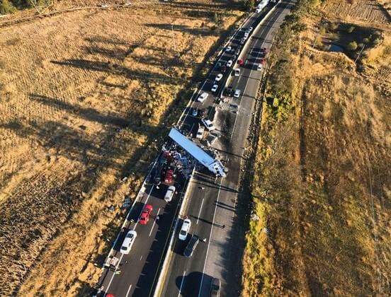 Trailer Crashes On The Atlacomulco - Palmillas Highway TOLUCA, MEXICO - JAN 1, 2022: A trailer lost the control and overturned, obstructing both lanes at km 116 + 000 of the Toluca-Palmillas highway, Atlacomulco-Palmillas section in the State of Mexico. On January 1, 2022 in Toluca, Mexico. (Photo by Amaresh V. Narro Eyepix Group) Copyright: xAmareshxV.xNarrox xEyepixxGroupx EYEPIXGROUP_AVN_01012022_53644