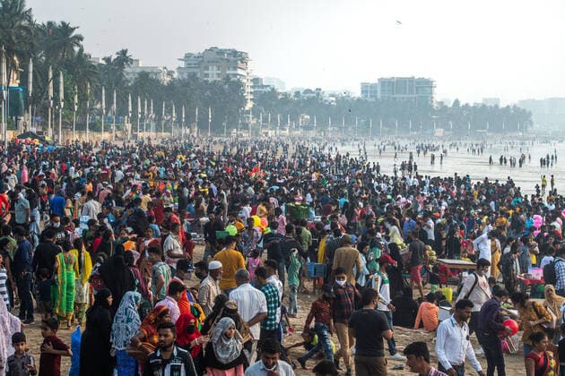 IMAGO Nature: Unsere Erde, Umweltprobleme, Überbevölkerung MUMBAI, INDIA - JANUARY 2: People crowd not following social distancing norms amid Covid-19 pandemic at Juhu Beach, on January 2, 2022 in Mumbai, India. (Photo by Pratik Chorge Hindustan Times ) Daily Life Amid Coronavirus Pandemic In India