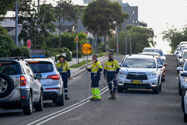 NSW CORONAVIRUS COVID19, Traffic controllers are seen as members of the public queue in their cars for a COVID-19 PCR test at the Mascot Laverty Pathology Drive-through Clinic, in Sydney, Monday, January 3, 2022. The NSW health system is struggling as COVID-19 hospital cases rise, the Australian Medical Association is warning as authorities move to stave off shortages. ( NO ARCHIVING, EDITORIAL USE ONLY, NO USE IN BOOKS WITHOUT CONSENT SYDNEY NSW AUSTRALIA  Copyright: xBIANCAxDExMARCHIx 20220103001610439698