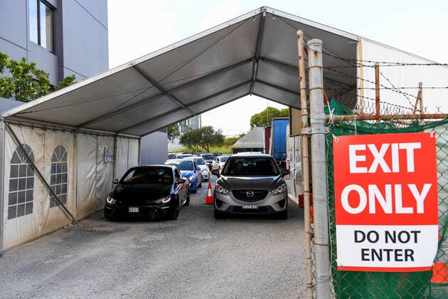 NSW CORONAVIRUS COVID19, Members of the public queue in their cars for a COVID-19 PCR test at the Mascot Laverty Pathology Drive-through Clinic, in Sydney, Monday, January 3, 2022. The NSW health system is struggling as COVID-19 hospital cases rise, the Australian Medical Association is warning as authorities move to stave off shortages. ( NO ARCHIVING, EDITORIAL USE ONLY, NO USE IN BOOKS WITHOUT CONSENT SYDNEY NSW AUSTRALIA  Copyright: xBIANCAxDExMARCHIx 20220103001610440038