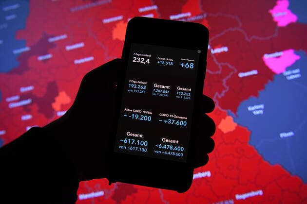 Coronavirus in Germany Covid 19 Dashboard of the Robert Koch Institute 03 01 2022, Robert Koch Institute 7 days Incidence 232.4 7 days Number of cases 193 262 COVID 19 Cases 7 207 847 Addition by 18 518 compared to the previous day COVID 19 Deaths 112 223 Addition by 68 compared to the previous day xHDx