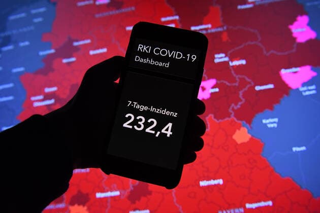 Coronavirus in Germany Covid 19 Dashboard of the Robert Koch Institute 03 01 2022, Robert Koch Institute 7 days Incidence 232.4 7 days Number of cases 193 262 COVID 19 Cases 7 207 847 Addition by 18 518 compared to the previous day COVID 19 Deaths 112 223 Addition by 68 compared to the previous day xHDx
