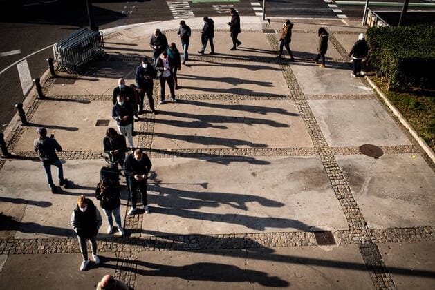 News Bilder des Tages January 3, 2022, Barcelona, Spain: People queue up to receive a dose of Covid-19 vaccine at a vaccination center in Barcelona amid the spread of the coronavirus Omicron variant. Barcelona Spain - ZUMAb137 20220103_zap_b137_004 Copyright: xJordixBoixareux