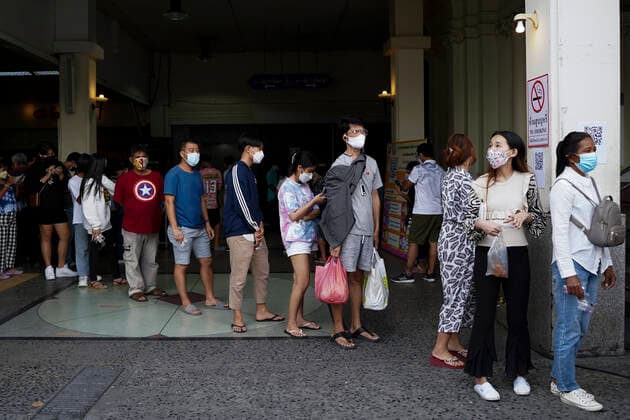 COVID-19 Test For Travelers To Curb The Omicron. Travelers wait in line to be tested for COVID-19 at Hua Lamphong railway station in Bangkok, Thailand, 03 January 2022. Bangkok Bangkok Thailand  Copyright: xAnusakxLaowilasx originalFilename: laowilas-notitle220103_npqnC.jpg