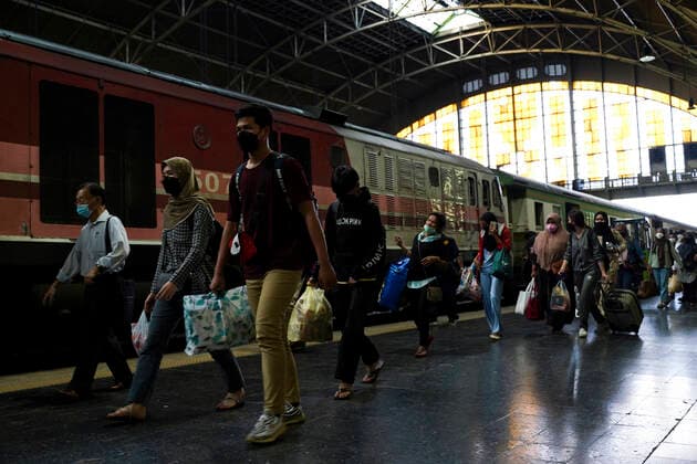 COVID-19 Test For Travelers To Curb The Omicron. Travelers with their belongings disembark a train after arriving at Hua Lamphong railway station in Bangkok, Thailand, 03 January 2022. Bangkok Bangkok Thailand  Copyright: xAnusakxLaowilasx originalFilename: laowilas-notitle220103_np9WG.jpg