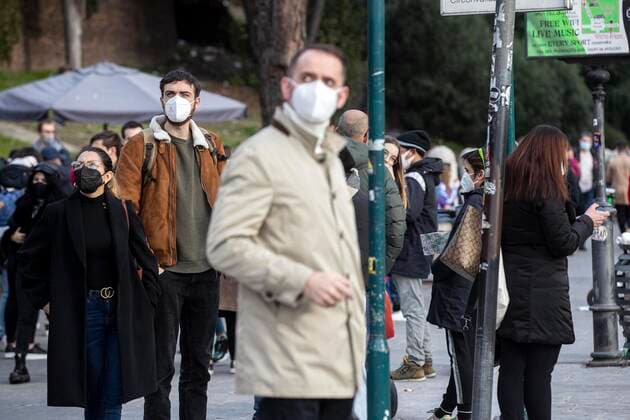 January 3, 2022, Rome, Italy: People walks in Rome wearing COVID face masks in Rome, 3 January 2022. ANSA MASSIMO PERCOSSI Rome Italy - ZUMAa110 20220103_zaf_a110_014 Copyright: xAnsa MassimoxPercossix