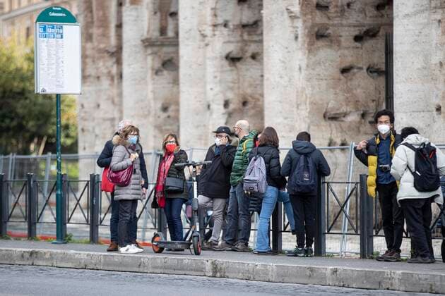 January 3, 2022, Rome, Italy: People walks in Rome wearing COVID face masks in Rome, 3 January 2022. ANSA MASSIMO PERCOSSI Rome Italy - ZUMAa110 20220103_zaf_a110_016 Copyright: xAnsa MassimoxPercossix