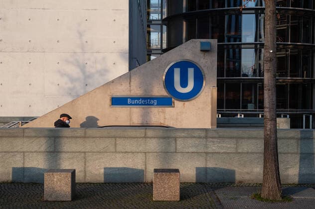 22 12 2021, Berlin, Germany, Europe man with Corona mouth guard comes out of the entrance to the U Bahn stop Bundestag in the government district in Mitte