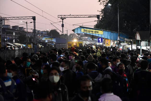 Coronavirus Emergency In Kolkata Passengers gather in a railway platform to board a local train for returning home during coronavirus emergency in Kolkata, India, 03 January, 2022. Local train services in Kolkata now to be extended up to 10pm in place of 7 pm from today as per state government. Kolkata India  Copyright: xIndranilxAdityax originalFilename: aditya-notitle220103_npbMI.jpg