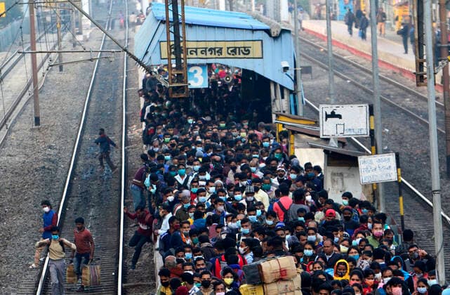 Coronavirus Emergency In Kolkata Passengers gather in a railway platform to board a local train for returning home during coronavirus emergency in Kolkata, India, 03 January, 2022. Local train services in Kolkata now to be extended up to 10pm in place of 7 pm from today as per state government. Kolkata India  Copyright: xIndranilxAdityax originalFilename: aditya-notitle220103_npWDA.jpg