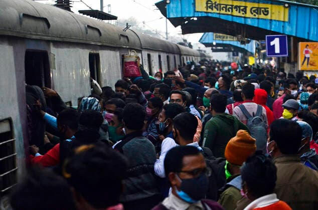 Coronavirus Emergency In Kolkata Passengers gather in a railway platform to board a local train for returning home during coronavirus emergency in Kolkata, India, 03 January, 2022. Local train services in Kolkata now to be extended up to 10pm in place of 7 pm from today as per state government. Kolkata India  Copyright: xIndranilxAdityax originalFilename: aditya-notitle220103_npDmb.jpg