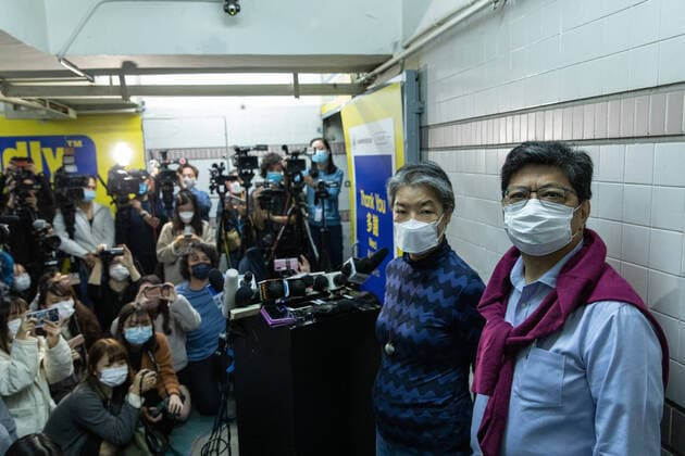Bilder des Jahres 2022, News 01 Januar News Themen der Woche KW01 News Bilder des Tages January 3, 2022, Hong Kong, China: Citizen News chief editor Daisy Li Yuet-wah (L) and Citizen News founder, ex-president of Hong Kong Journalists Association, Chris Yeung Kin-hing (R) pose for a photo before the press conference..Following a major crackdown of 200 police officers raiding Stand News on January 29, 2021, another independent Hong Kong online news media, Hong Kong citizen news announced it will cease all operations on Sunday, January 2, 2022, citing fears to its fellow journalists under current political environment, another blow to press of freedom to this once semi-autonomous city. Hong Kong China - ZUMAs197 20220103_zaa_s197_025 Copyright: xAlexxChanx