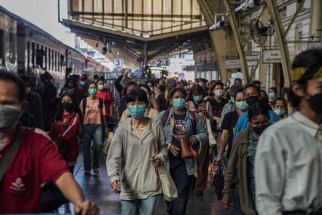 January 3, 2022, Bangkok, Thailand: Passengers wearing facemasks disembark a train after arriving at Hua Lamphong railway station in Bangkok..Thailand s Department of Disease Control is conducting mass COVID-19 testing on arriving passengers, most of them returning home for the New Year celebrations, as the country steps up efforts to prevent the spread of the coronavirus disease (COVID-19), Thailand s Ministry of Health reported today Morning that more than 1,780 cases of Omicron had been discovered in Thailand. Bangkok Thailand - ZUMAs197 20220103_zaa_s197_060 Copyright: xPeeraponxBoonyakiatx