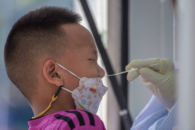 January 3, 2022, Bangkok, Thailand: A health worker collects a nasal swab sample from a kid during the COVID-19 testing for travelers at the Hua Lamphong train station in Bangkok..Thailand s Department of Disease Control is conducting mass COVID-19 testing on arriving passengers, most of them returning home for the New Year celebrations, as the country steps up efforts to prevent the spread of the coronavirus disease (COVID-19), Thailand s Ministry of Health reported today Morning that more than 1,780 cases of Omicron had been discovered in Thailand. Bangkok Thailand - ZUMAs197 20220103_zaa_s197_061 Copyright: xPeeraponxBoonyakiatx