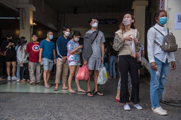 January 3, 2022, Bangkok, Thailand: Arriving passengers wait in a queue to get tested during the COVID-19 testing for travelers at the Hua Lamphong train station in Bangkok..Thailand s Department of Disease Control is conducting mass COVID-19 testing on arriving passengers, most of them returning home for the New Year celebrations, as the country steps up efforts to prevent the spread of the coronavirus disease (COVID-19), Thailand s Ministry of Health reported today Morning that more than 1,780 cases of Omicron had been discovered in Thailand. Bangkok Thailand - ZUMAs197 20220103_zaa_s197_066 Copyright: xPeeraponxBoonyakiatx