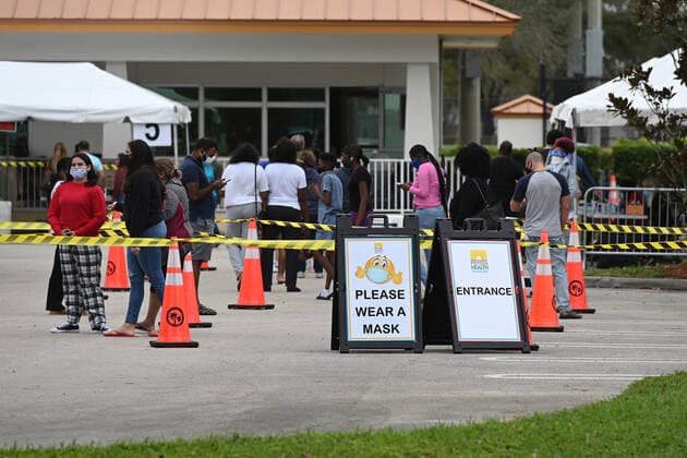 CORAL SPRINGS FL - JANUARY 03: People are seen getting tested at a Covid-19 Testing site at Mullens Park as the numbers in Florida rise to new levels on January 3, 2022 in Coral Springs, Florida. Copyright: xmpi04x