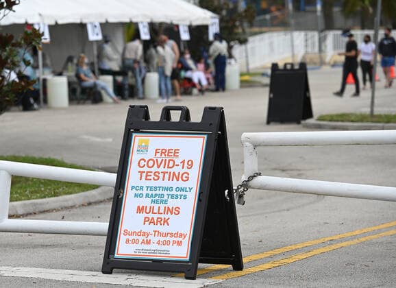 CORAL SPRINGS FL - JANUARY 03: People are seen getting tested at a Covid-19 Testing site at Mullens Park as the numbers in Florida rise to new levels on January 3, 2022 in Coral Springs, Florida. Copyright: xmpi04x