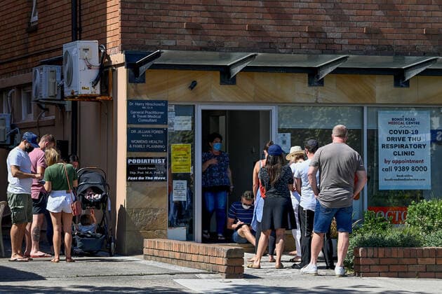 NSW CORONAVIRUS COVID19, Members of the public queue for a COVID-19 PCR test at a doctor?s surgery in Sydney, Tuesday, January 4, 2022. The NSW health system is struggling as COVID-19 hospital cases rise, the Australian Medical Association is warning as authorities move to stave off shortages. ( NO ARCHIVING, EDITORIAL USE ONLY, NO USE IN BOOKS WITHOUT CONSENT SYDNEY NSW AUSTRALIA  Copyright: xBIANCAxDExMARCHIx 20220104001610705370