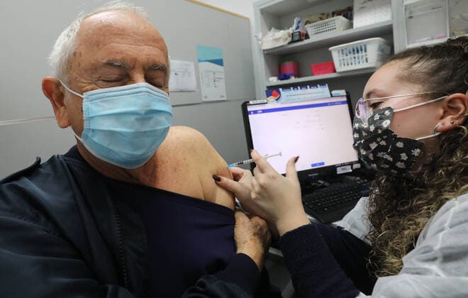 (220103) -- RISHON LEZION, Jan. 3, 2022 -- A man receives his fourth dose of COVID-19 vaccine at a clinic in in Rishon Lezion, Israel, on Jan. 3, 2022. Israel on Monday reported 6,570 new COVID-19 cases, bringing the total number of infections in the country to 1,403,821, or nearly 15 percent of the total population, the state s health ministry said. (Photo by Xinhua) ISRAEL-RISHON LEZION-COVID-19-CASES GilxCohenxMagen 