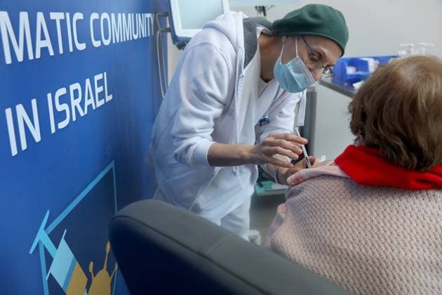 News Themen der Woche KW01 News Bilder des Tages (220103) -- JERUSALEM, Jan. 3, 2022 -- A nurse administers a fourth dose of COVID-19 vaccine to a recipient at a vaccination center in Jerusalem on Jan. 3, 2022. Israel on Monday reported 6,570 new COVID-19 cases, bringing the total number of infections in the country to 1,403,821, or nearly 15 percent of the total population, the state s health ministry said. ( via Xinhua) MIDEAST-JERUSALEM-COVID-19-CASES GideonxMarkowicz JINI 
