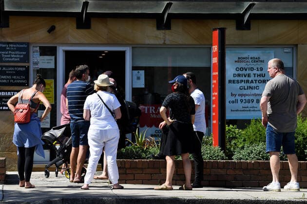 NSW CORONAVIRUS COVID19, Members of the public queue for a COVID-19 PCR test at a doctor?s surgery in Sydney, Tuesday, January 4, 2022. The NSW health system is struggling as COVID-19 hospital cases rise, the Australian Medical Association is warning as authorities move to stave off shortages. ( NO ARCHIVING, EDITORIAL USE ONLY, NO USE IN BOOKS WITHOUT CONSENT SYDNEY NSW AUSTRALIA  Copyright: xBIANCAxDExMARCHIx 20220104001610705582