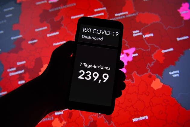Coronavirus in Germany Covid 19 Dashboard of the Robert Koch Institute 04 01 2022, Robert Koch Institute 7 days Incidence 239.9 7 days Number of cases 199 463 COVID 19 Cases 7 238 408 Addition by 30 561 compared to the previous day COVID 19 Deaths 112 579 Addition by 356 compared to the previous day xHDx