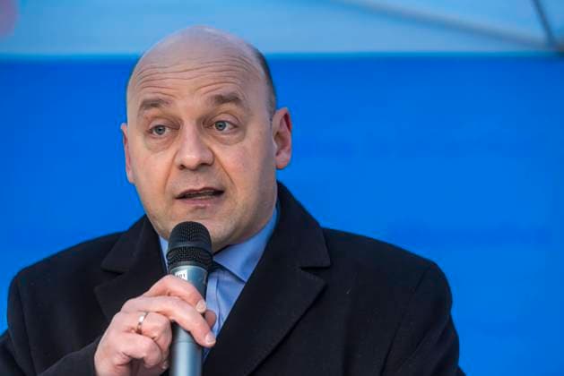 Robert Lambrou (MdL), rechtspopulistischer deutscher Politiker (AfD). Er ist einer der beiden Landesvorsitzenden der AfD Hessen. Geimeinsam für die Freiheit und gegen Impfplicht. Rund 600 Teillnehmer auf einer Demonstration der AfD auf dem Schillerplatz in Göppingen. Deutschland, Baden-Württemberg, Göppingen, 18.12.2021 *** Robert Lambrou MdL , right-wing populist German politician AfD He is one of the two state chairmen of the AfD Hessen Geimeinsam für die Freiheit und gegen Impfplicht About 600 participants at a demonstration of the AfD on the Schillerplatz in Göppingen Germany, Baden Württemberg, Göppingen, 18 12 2021